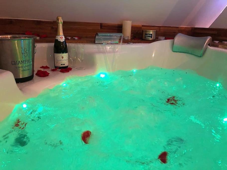 Sejour Detente Au Coeur De Macon Spa,Cine,Bouteille Offerte Екстериор снимка